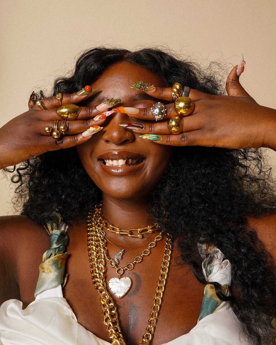 Une fille avec des faux ongles 3D se cache les yeux